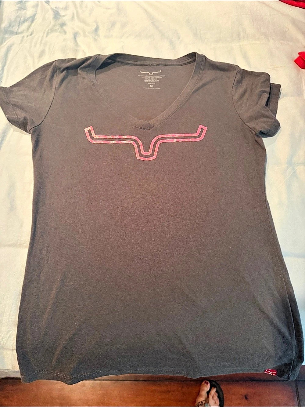 Kimes Ranch Women's Graphic V-Neck Tee Size Medium